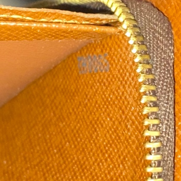 Authentic Louis Vuitton zippy wallet - Picture 9 of 14